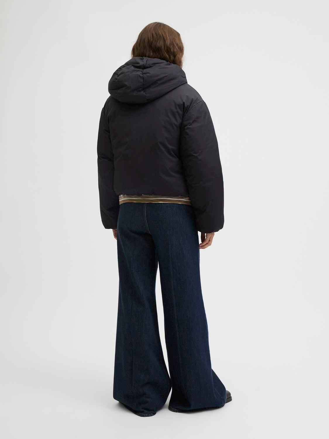 model_shot-back